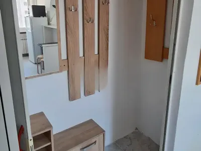 hol spațios cu dulap și oglindă apartament inchiriere Sector 6, București